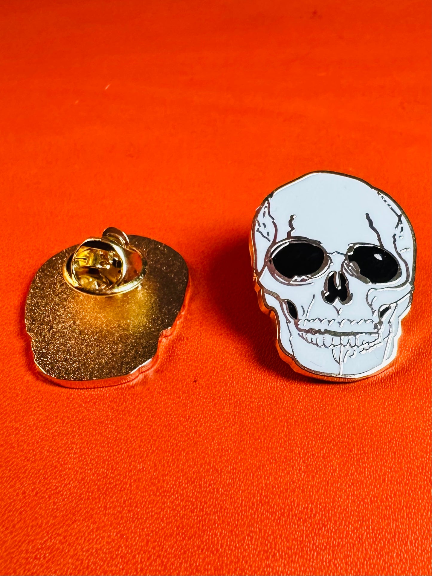 Skull enamel pin